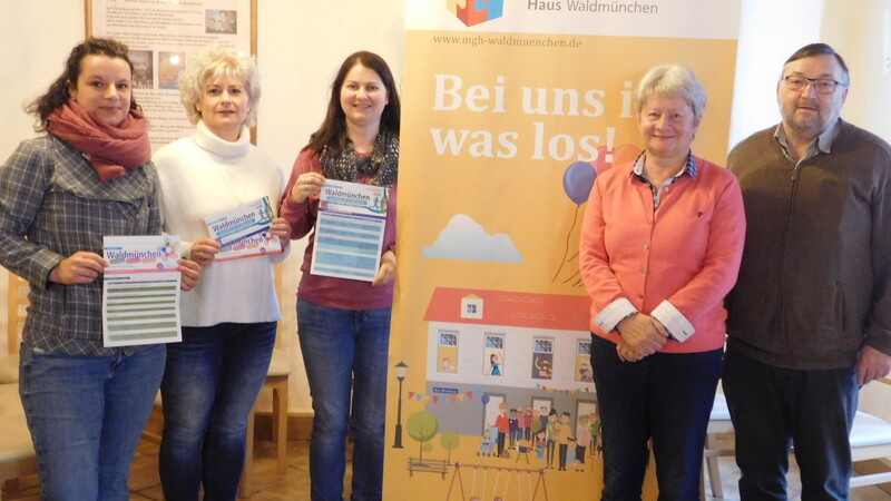 Nadine Himmelhuber, Petra Spachtholz, Barbara Konering, Martina Mathes und Alois Nock (von links) stellten das neue Erwachsenenbildungsprogramm vor.