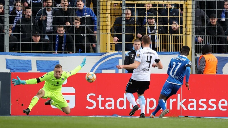 ÜBERRAGEND GEHALTEN hat Torwart Marco Hiller im Spiel des TSV 1860 gegen den 1. FC Magdeburg. Hier vereitelt der Münchner eine Großchance von Sirlord Conteh (r.).