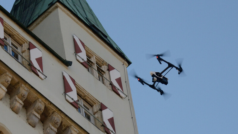 Die Straubinger Feuerwehr war die erste in Niederbayern, die eine Drohne für ihre Einsätze nutzte. Das Foto zeigt "VITUS" auf Höhe des Stadtturms. Inzwischen gibt es mit "VITUS II" einen Nachfolger, der mit noch mehr technischer Raffinesse ausgestattet ist.