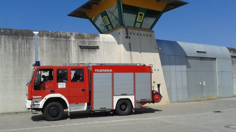 Bei dem Brand am Freitagmittag in der JVA Straubing wurde ersten Informationen zufolge ein Häftling verletzt. (Foto: Ulli Scharrer)