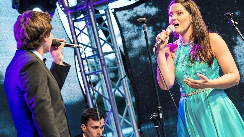 Beim Konzert "Best of Schmalz" im Rahmen des Kulturfestivals "summer beinand" stand Kathrin Kattinger zusammen mit dem Berliner Musical-Darsteller Fabian Klatt auf der Bühne.