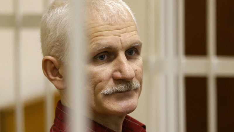 Ales Bjaljatzki, belarussischen Menschenrechtsanwalt, während einer Gerichtsverhandlung 2011 in Minsk. Auch derzeit ist er inhaftiert.