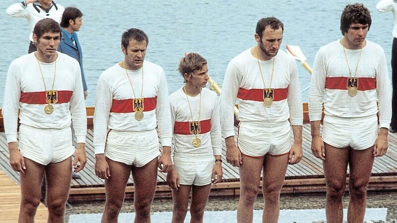 Siegerehrung: Der Vierer mit Steuermann bei den Olympischen Spielen 1972 in München - Alois Bierl (l.) mit seinen Kameraden Peter Berger, Hans Johann Färber, Gerhard Auer und Uwe Benter.