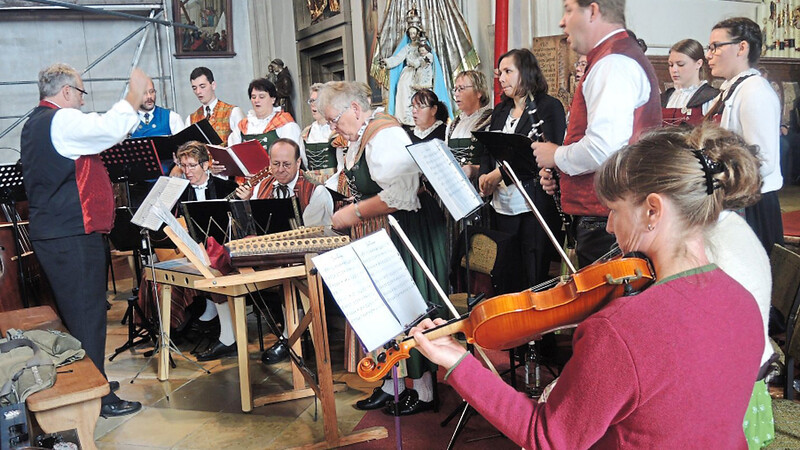 Der Chor und das Orchester des Trachtenvereins Osterglocke musizierten gemeinsam.