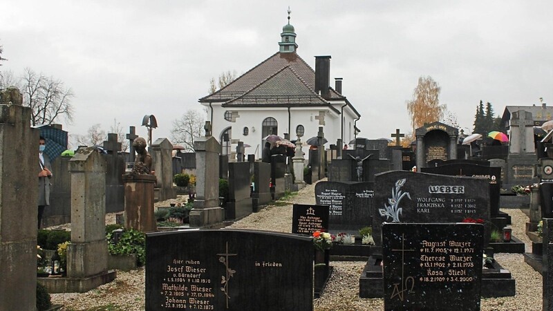 Der Himmel war grau, als die Gläubigen am Sonntagnachmittag die Gräber ihrer Angehörigen besuchten.