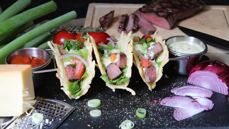 Tacos sind in jeder Form ein mexikanischer Streetfood-Klassiker. In diesem Rezept wird die knusprige Hülle auf besondere Weise zubereitet.