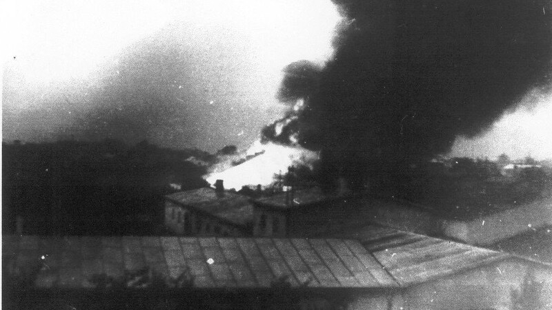 Hier ist nichts mehr zu retten: In den frühen Morgenstunden des 17. August 1961 steht die Festhalle lichterloh in Flammen.