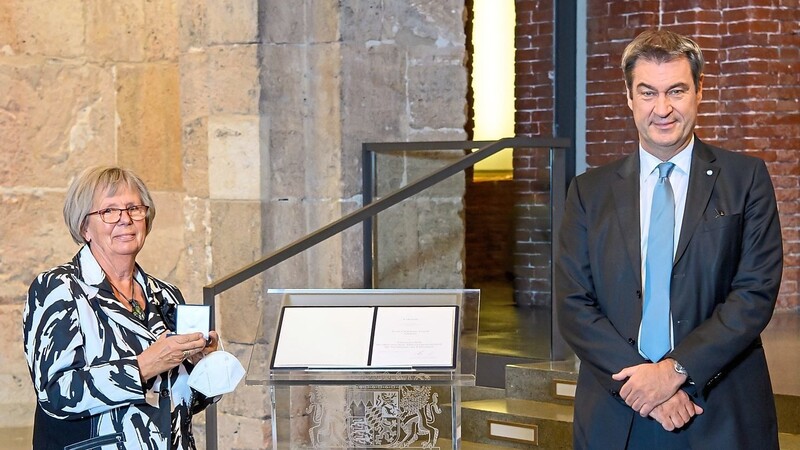 Bayerns Ministerpräsident Dr. Markus Söder händigte Charlotte Girod aus Altdorf in der Allerheiligenhofkirche der Münchner Residenz das Ehrenzeichen für Verdienste im Ehrenamt aus.