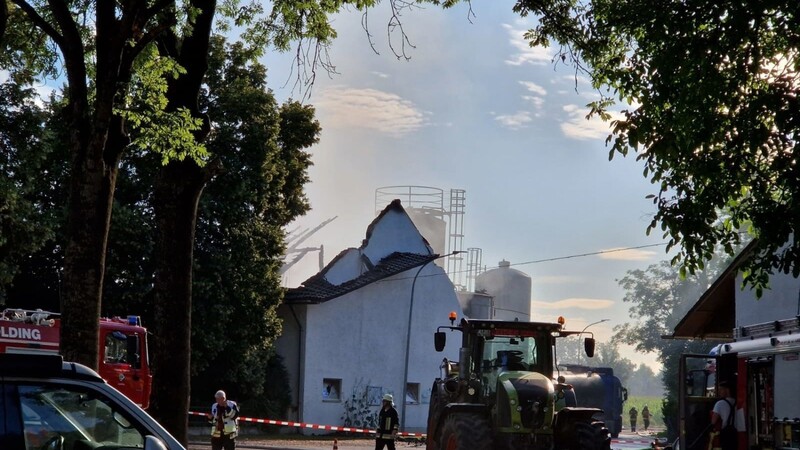 In einer Schweinemastanlage im Kreis Landshut ist am Donnerstagmorgen ein Brand ausgebrochen. Etliche Tiere sind dabei verendet.