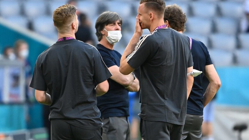 Bundestrainer Joachim Löw (2.v.l) spricht mit Spielern vor dem Spiel gegen Frankreich.