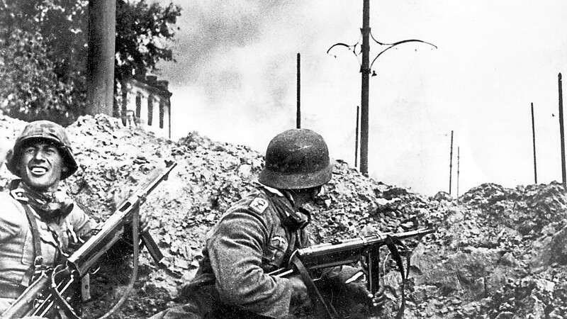 Gefechte für die Nazis wurden nicht nur in Stalingrad ausgetragen. Die Einflussnahme begann in kleinen Orten. Belastete aus Niederbayern werden im 13. Band von Wolfgang Proske besprochen.