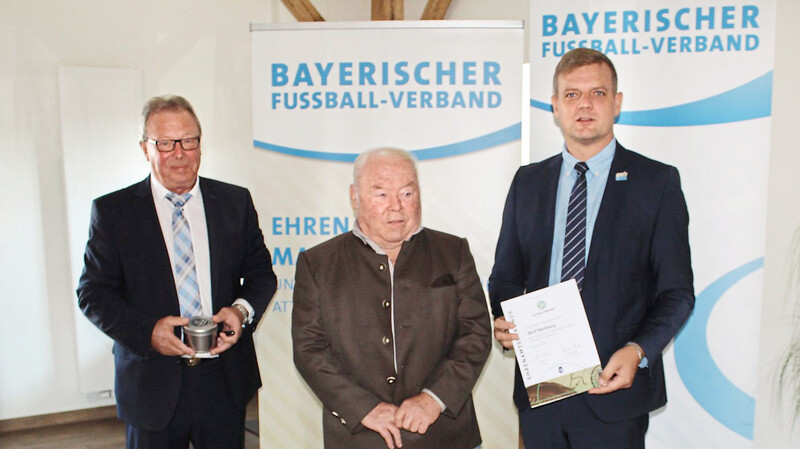 Bezirks-Ehrenamtsreferent Johann Wimmer, Wolf Wettberg und BFV-Bezirksvorsitzender Harald Haase (v. l.) bei der Ehrung.