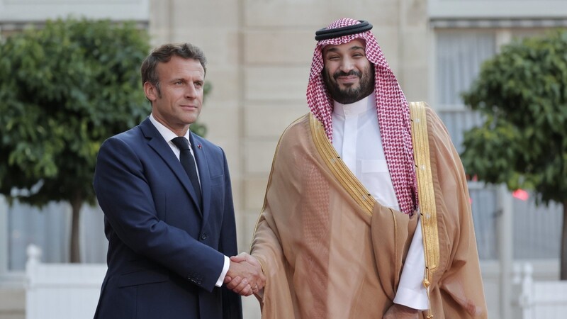 Emmanuel Macron (l.) empfängt Mohammed bin Salman.
