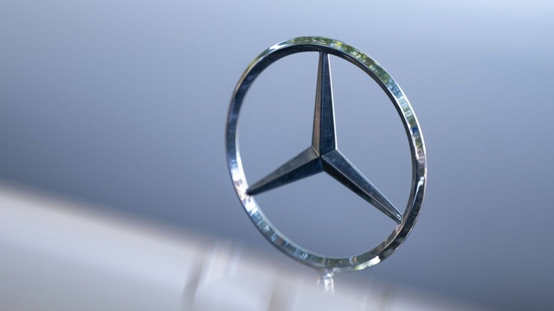 Ein Mercedes-Stern, wie auf diesem Symbolbild, wurde vom in Viechtach geparkten Auto abgebrochen.