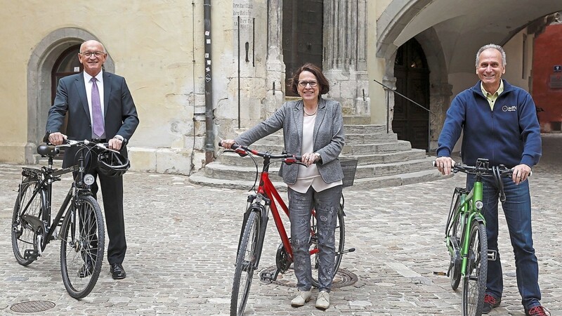 AOK-Direktor Richard Deml (links), Oberbürgermeisterin Gertrud Maltz-Schwarzfischer und Dr. Klaus Wörle vom ADFC Regensburg werben für gesunde Bewegung durch Radfahren.