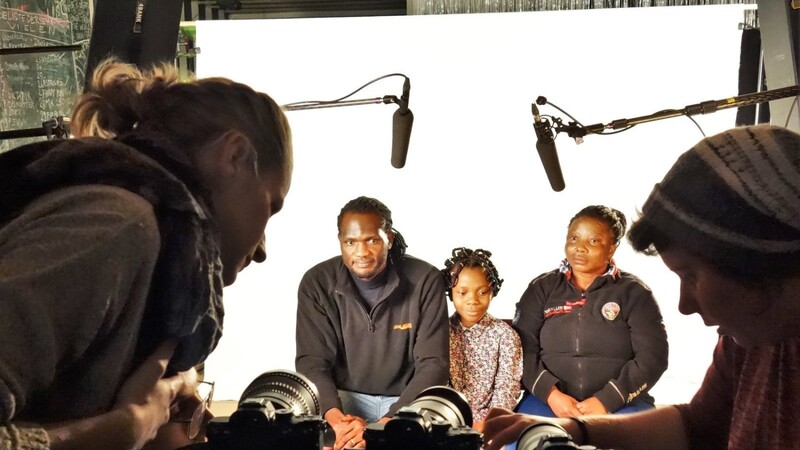 Das Team hinter "Nachbarn" legte den Fokus bei den Dreharbeiten auf die individuellen Geschichten und die Mimik der Interviewpartner, hier zu sehen an der Familie Peter aus Nigeria.