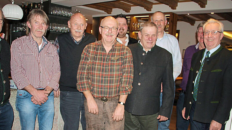 Die Jagdgenossenschaft Bogenberg-Bogen hat mit Werner Länger, Gerald Karmann und Xaver Karmann in Zukunft drei Jagdpächter (ab Vierter von links), hier mit der bestätigten Vorstandschaft und Bürgermeister Franz Schedlbauer (rechts).