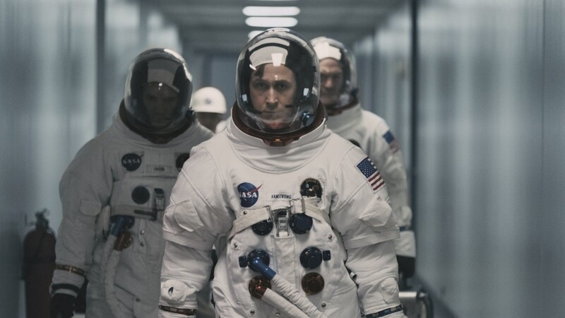 Neil Armstrong (Ryan Gosling) wird als erster Mann den Mond betreten. Auf der Erde hat er mit persönlichen Problemen zu kämpfen.