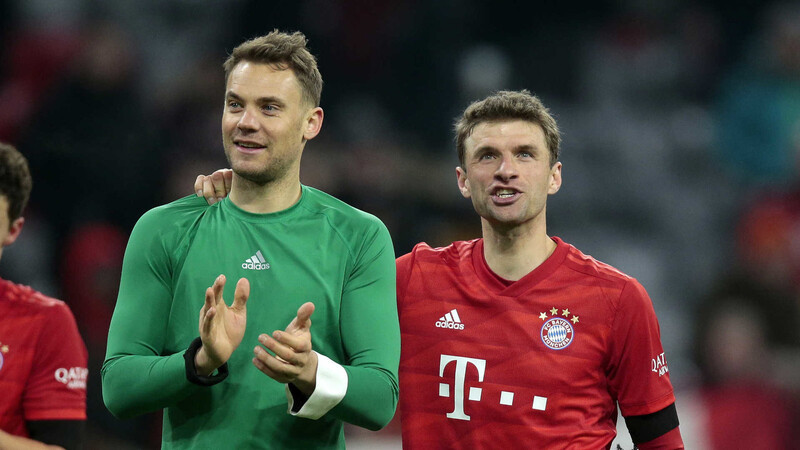 Freut sich nach dem Sieg gegen seinen Ex-Verein: Manuel Neuer.