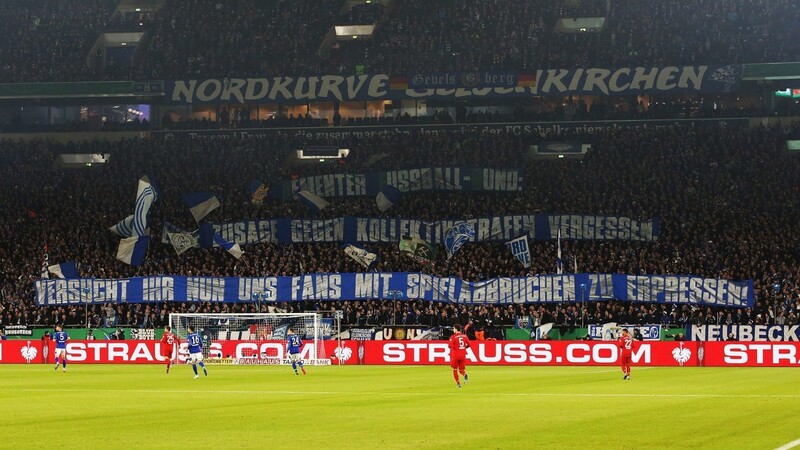 Banner in der Schalker Fankurve: Die S04-Anhänger machen ihrem Unmut über den Deutschen Fußball-Bund Luft.