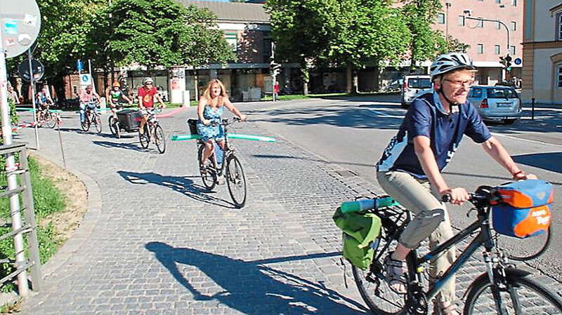 Roswitha Keil (vorne) bei einer Rad-Aktion an der Bernlochner-Brücke. Sie wünscht sich für die vielbefahrene Brücke beim alten Theater einen Zwei-Richtungs-Weg für Radfahrer.