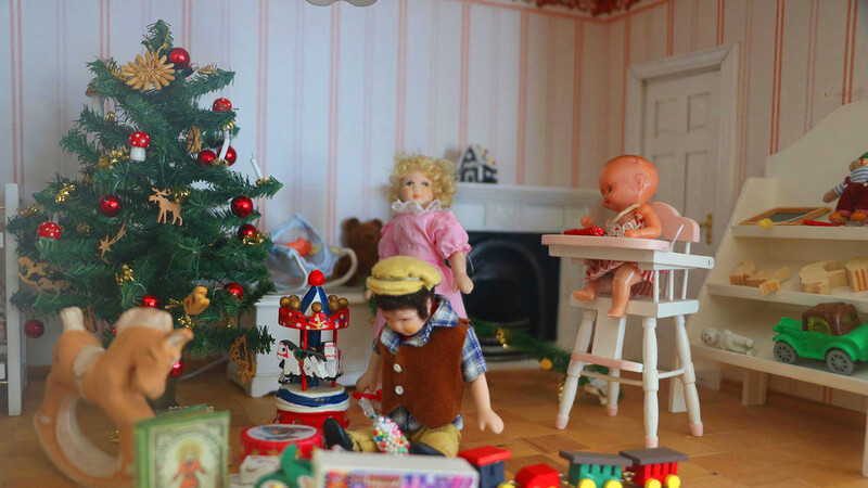 Es sind Szenen aus dem wirklichen Leben, die Renate Hoffmann in ihrem Puppenhaus detailgetreu abbildet.