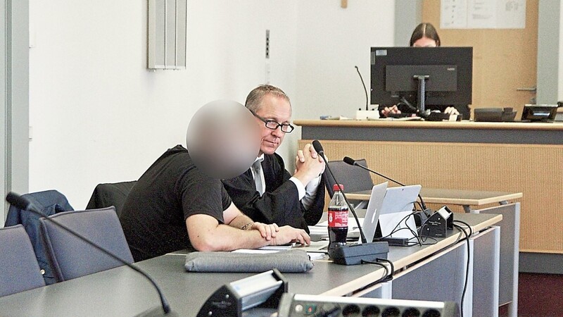Wird der 38-jährige Angeklagte, hier neben Anwalt Jörg Meyer, am nächsten Prozesstag neue Angaben machen oder bleibt er bei der bisherigen Erzählung?