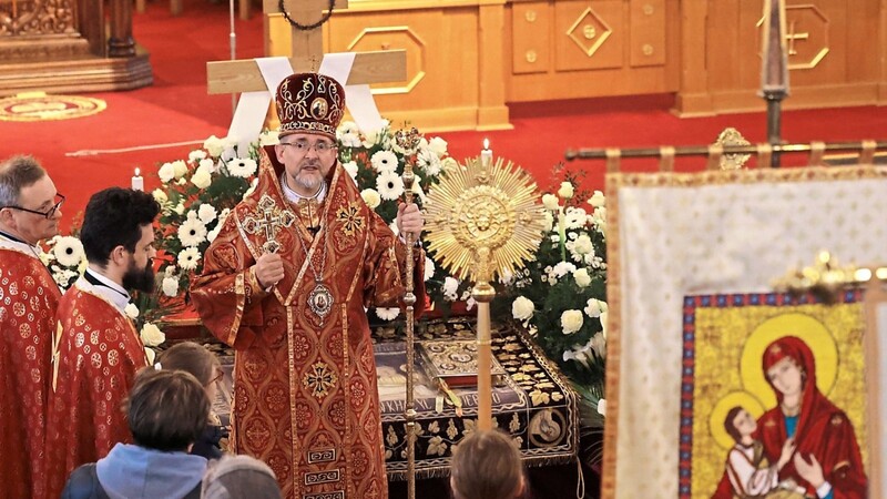 Bischof Bogdan Dzyurakh bei der Karfreitagsmesse in der ukrainischen Kathedrale Maria Schutz und St. Andreas in Untergiesing.