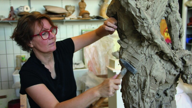 Prof. Dr. Birgit Eiglsperger bei der Arbeit in ihrem Atelier.