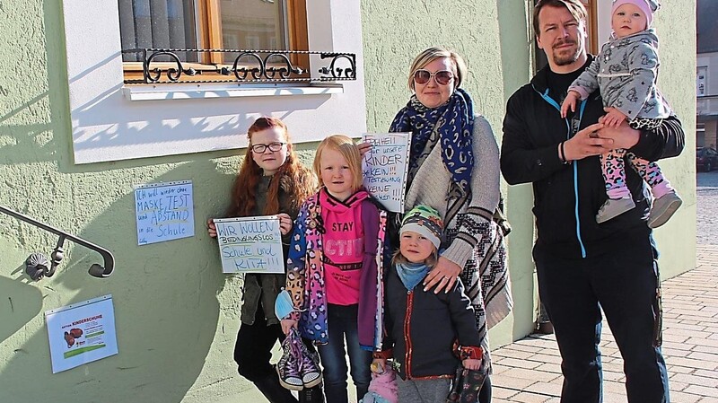 Familie Ackermann hat am Waldmünchner Rathaus Kinderschuhe abgestellt. Die Kinder haben ihre Wünsche und Sehnsüchte auf Plakate geschrieben.