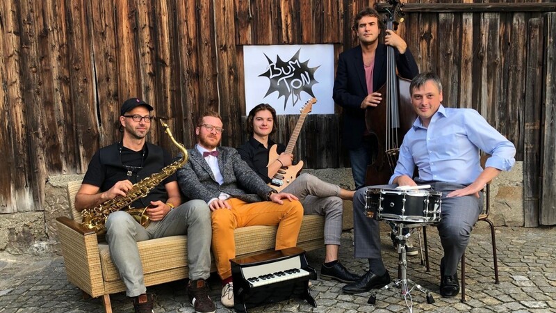 Siegi Mühlbauer (rechts) und die Musiker von "Bumton" arbeiten derzeit an ihrem ersten Album.
