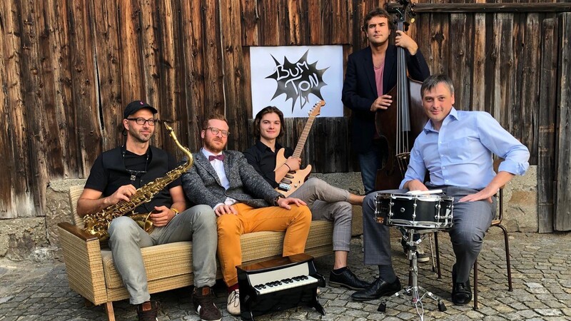 Siegi Mühlbauer (rechts) und die Musiker von "Bumton" arbeiten derzeit an ihrem ersten Album.