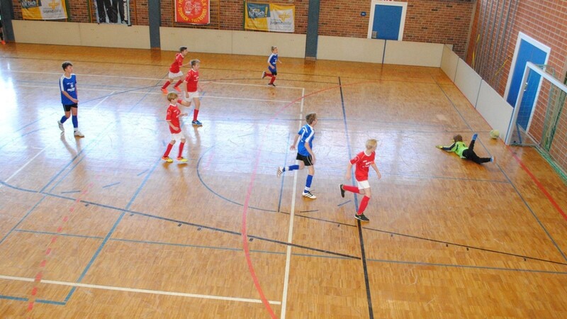 In spannenden Spielen kämpften die Jugendmannschaften den ganzen Vormittag wie auf dem Foto der SV Ascha-Falkenfels (rote Trikots) und Sankt Martin aus Deggendorf in den blauen Hemden.
