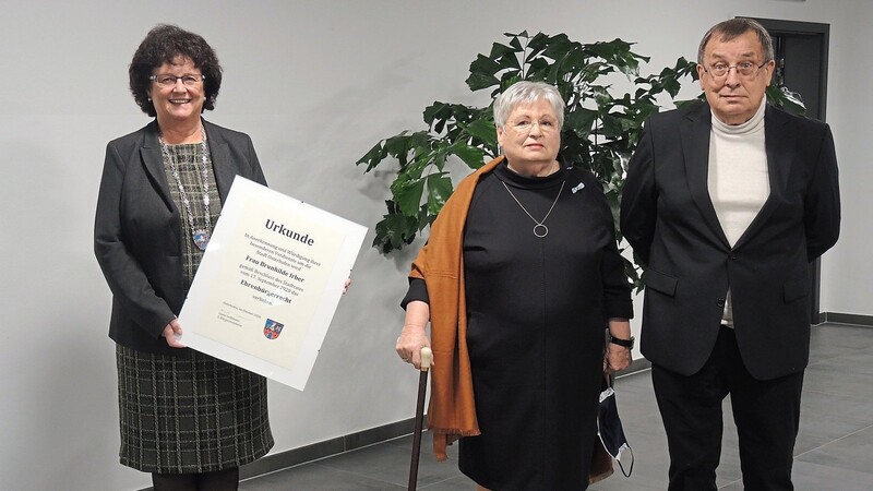 Im Beisein ihres Ehemanns nimmt die neue Ehrenbürgerin der Stadt Osterhofen, Bruni Irber, von Bürgermeisterin Liane Sedlmeier (l.) die Verleihungsurkunde entgegen.
