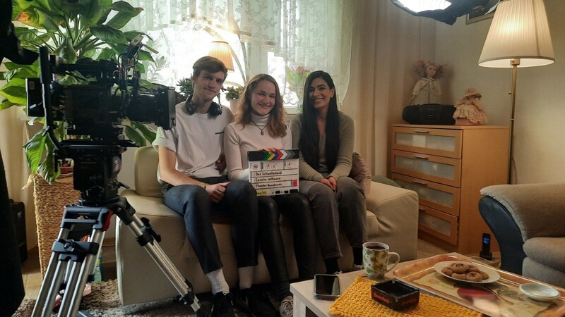Sitzen am Set des Films (v.l.): Kameramann Theodor Kossakowski, Drehbuchautorin und Regisseurin Carolin Wittmann und Schauspielerin Jasmin Varul, die im Film Tara spielt.