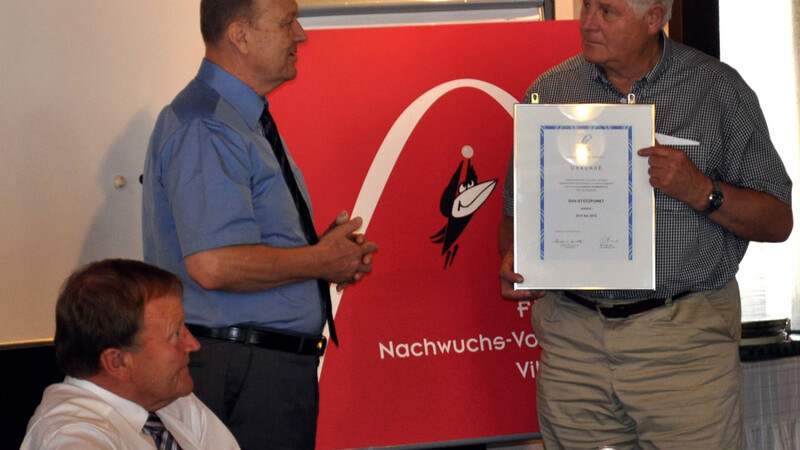 DVV-Präsident Moltke übergibt die Auszeichnung an den Raben-Präsidenten Peter Bruckmayer.