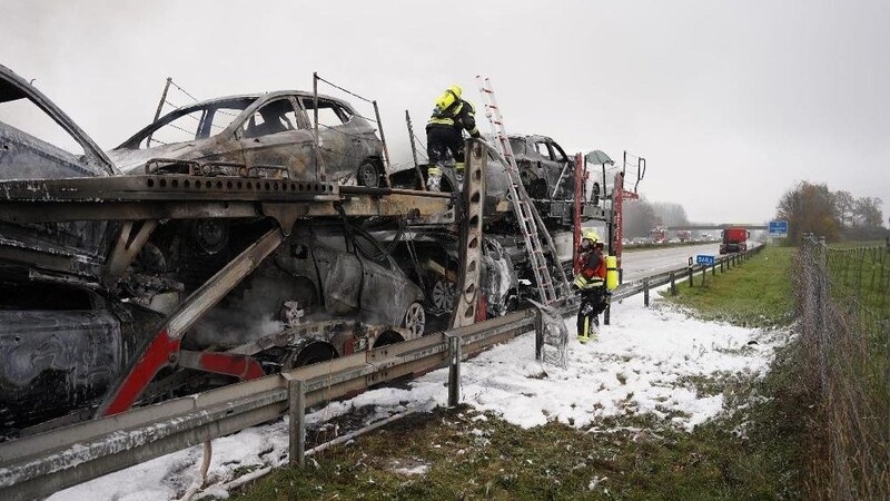 Auf der A3 ist zwischen Deggendorf und Hengersberg ein Sattelzug in Brand geraten.