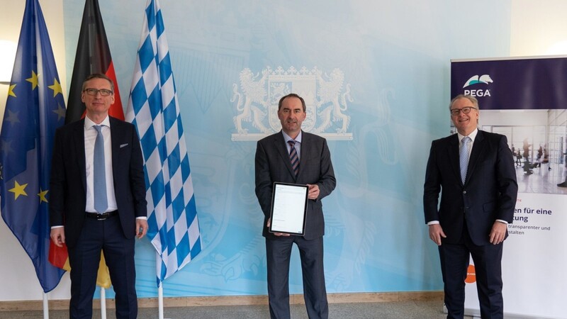 Wirtschaftsminister Hubert Aiwanger (Mitte) mit Jörg Scholz von T-Systems (links) und Harald Esch von Pegasystems (rechts).