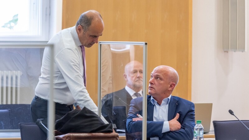 Im Verhandlungssaal im Regensburger Landgericht trennt eine Plexiglasscheibe Joachim Wolbergs (rechts) und seinen Anwalt Peter Witting.