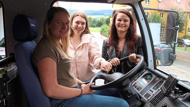 Lisa Braun, Theresa Kestler und Patricia Dietl dürfen nun für ihren ehrenamtlichen Dienst bei den Maltesern Fahrzeuge bis 7,5 Tonnen fahren.