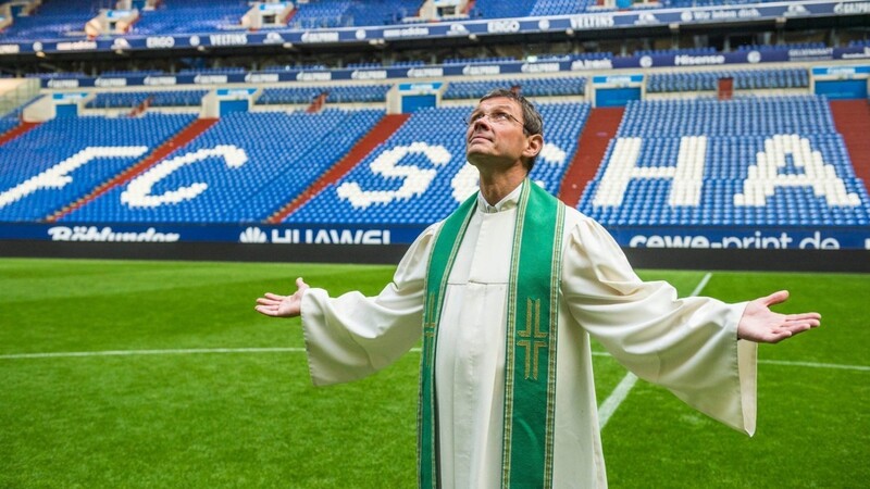 "Seit vielen, vielen Jahren bin ich Dauerkartenbesitzer in der Arena", sagt Schalke-Pfarrer Ernst-Martin Barth.
