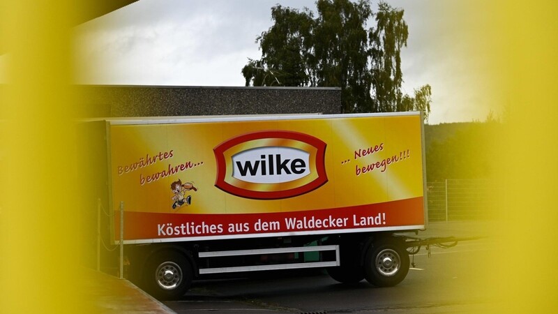 Ein Firmen-LKW-Anhänger steht auf dem Werksgelände des nordhessischen Wurstherstellers Wilke.