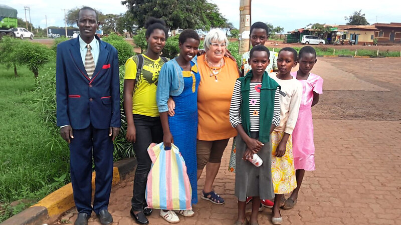 Elfriede Tychsen (Mitte) besuchte kürzlich eine Massai-Großfamilie. Mit Unterstützung der Massaihilfe können die Kinder und Jugendlichen eine Schule besuchen.  Foto: Franz Schmerbeck