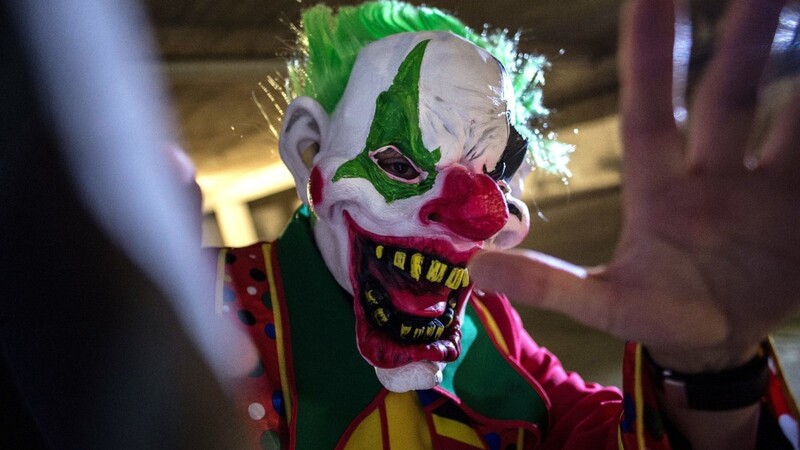 Zwei Schüler haben am Samstagabend mehrere Passanten mit ihren Horror-Clownmasken in einem Regensburger Park erschreckt.
