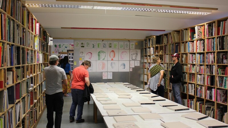 Jeder Kunstschüler hat sein eigenes Skizzenbuch, das die Besucher durchblättern durften.