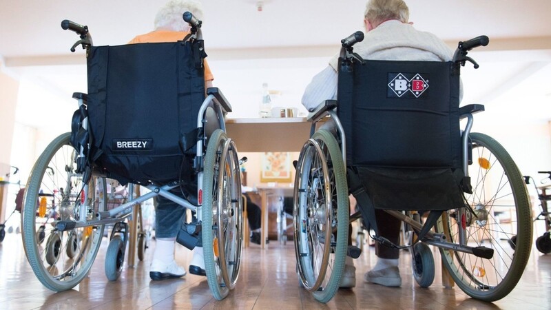 Die Pflege von alten Menschen ist nicht nur eine gesellschaftliche Aufgabe, sie ist auch ein großes Geschäftsfeld. Mehrere Pflegedienste sollen das ausgenutzt haben, um auf betrügerische Art Millionen zu kassieren. In Augsburg beginnt heute ein erster Prozess. (Symbolbild)
