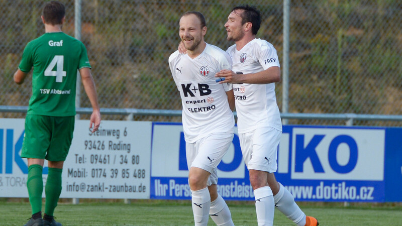 Friedrich Lieder (Mitte) jubelt über seinen Treffer gegen den TSV Abtswind.