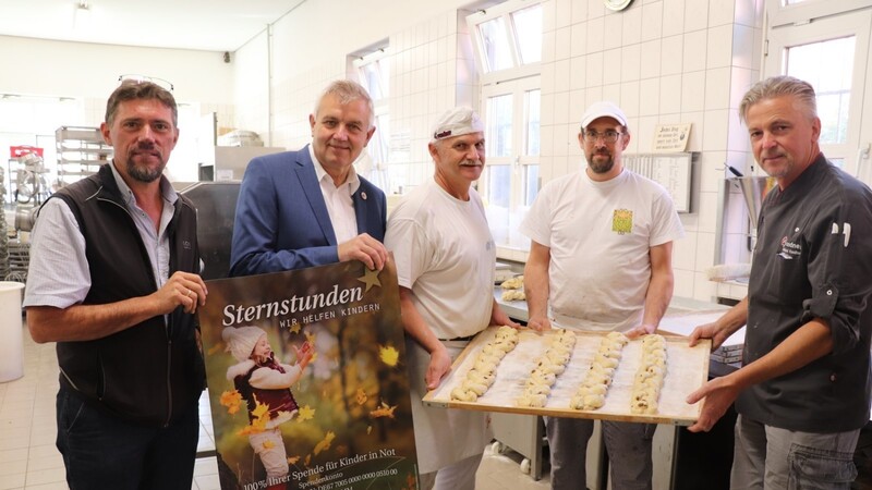 Bauhof-Leiter Martin Holzner (v. l.), Bürgermeister Josef Dollinger, die beiden Bäckerei-Mitarbeiter Helmut Steinbüchl und Thomas Buhl freuen sich mit Thomas Grundner auf das 125 Meter lange Backwerk.