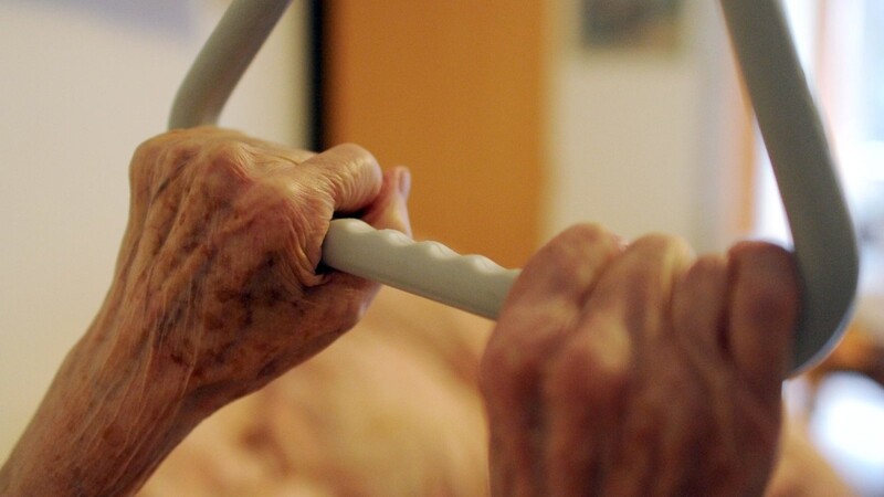 Ein 52-jähriger Pfleger hat am Dienstag einen demenzkranken Bewohner in einer Einrichtung in Elsendorf (Kreis Kelheim) schwer misshandelt. (Symbolbild)