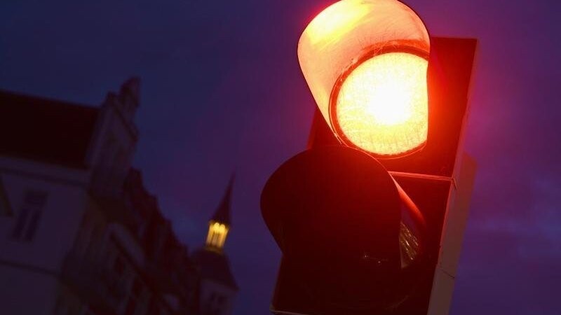 In Regensburg hat ein Fußgänger eine rote Ampel ignoriert und ist gegen ein Auto geprallt. (Symbolbild)